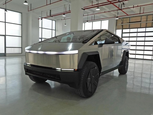 Silver Tesla Cyber Off-Road Pickup Truck com corpo de aço e velocidade máxima de 180 Km / h