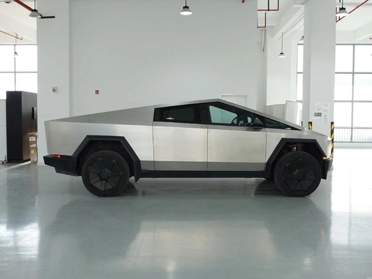 Silver Tesla Cyber Off-Road Pickup Truck com corpo de aço e velocidade máxima de 180 Km / h