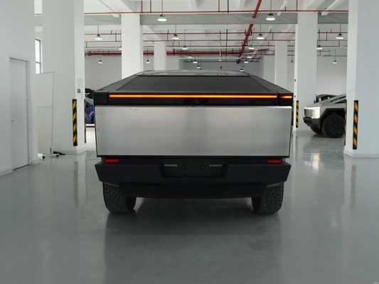 Silver Tesla Cyber Off-Road Pickup Truck com corpo de aço e velocidade máxima de 180 Km / h