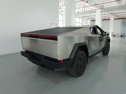 Silver Tesla Cyber Off-Road Pickup Truck com corpo de aço e velocidade máxima de 180 Km / h