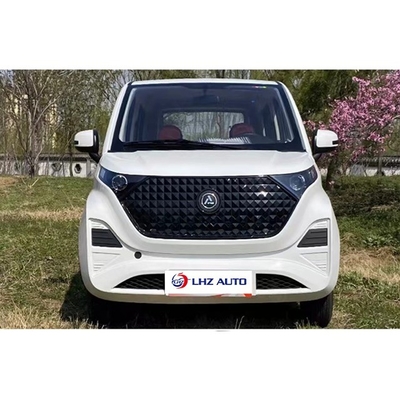 SUV elétrico sem carta de condução a 60 km/h com direção esquerda e interior espaçoso