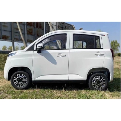 SUV elétrico sem carta de condução a 60 km/h com direção esquerda e interior espaçoso