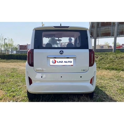 SUV elétrico sem carta de condução a 60 km/h com direção esquerda e interior espaçoso