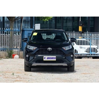 Controlos de velocidade ACC e direção esquerda no 2023 Toyota RAV4