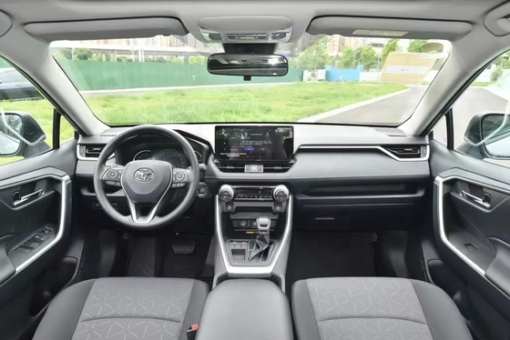 Controlos de velocidade ACC e direção esquerda no 2023 Toyota RAV4
