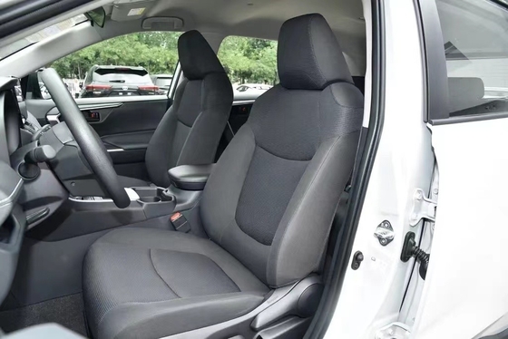 Controlos de velocidade ACC e direção esquerda no 2023 Toyota RAV4