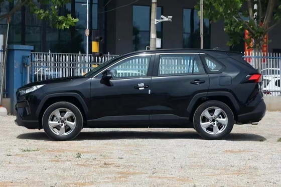Controlos de velocidade ACC e direção esquerda no 2023 Toyota RAV4
