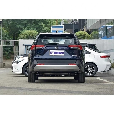 Controlos de velocidade ACC e direção esquerda no 2023 Toyota RAV4