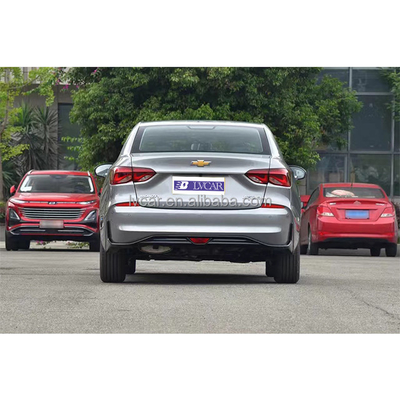 Janela dianteira elétrica e ESC 2022 Chevrolet Monza híbrido com interior de couro escuro