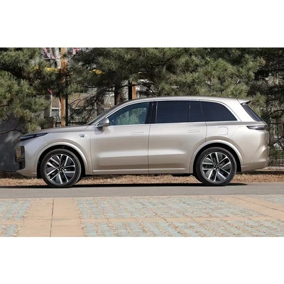 O melhor SUV da família Li L8 com assentos de couro e controle climático automático.