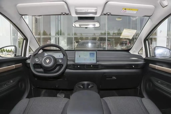 Direção à esquerda Wuling Baojun Hatchback popular e acessível de cinco portas e cinco lugares