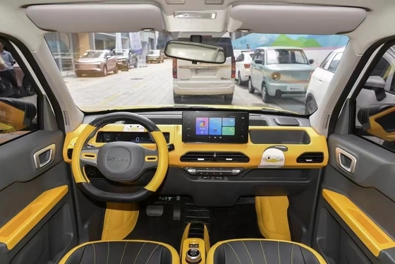 Veículo Geely Panda Mini Energy equipado com câmera traseira com 200 km de autonomia e 3 cilindros