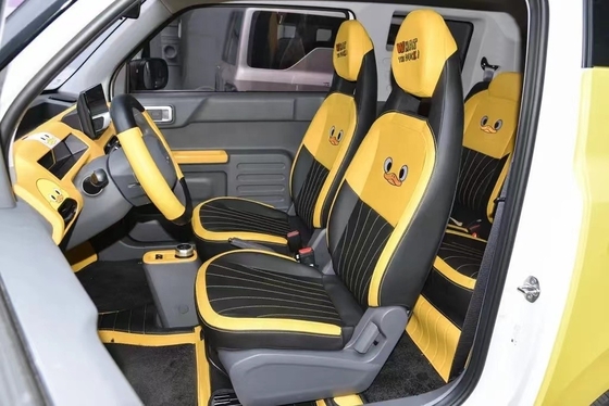 Veículo Geely Panda Mini Energy equipado com câmera traseira com 200 km de autonomia e 3 cilindros