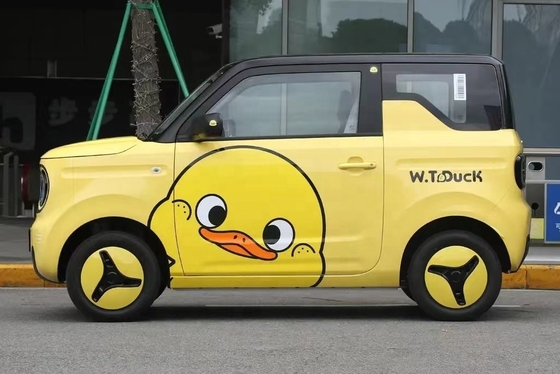 Veículo Geely Panda Mini Energy equipado com câmera traseira com 200 km de autonomia e 3 cilindros